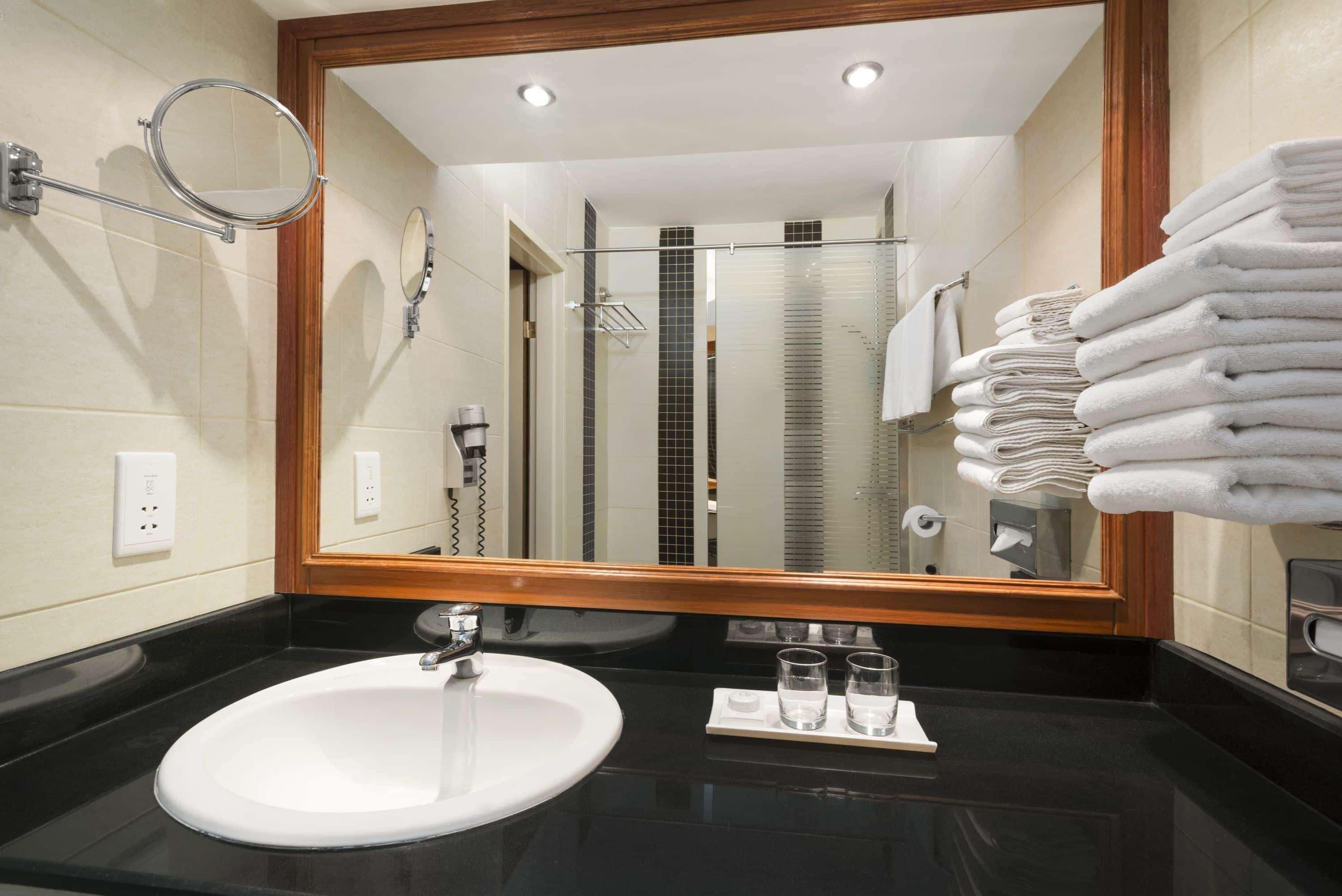 Ramada by Wyndham Bahrain Hotel Al-Manamah Bagian luar foto