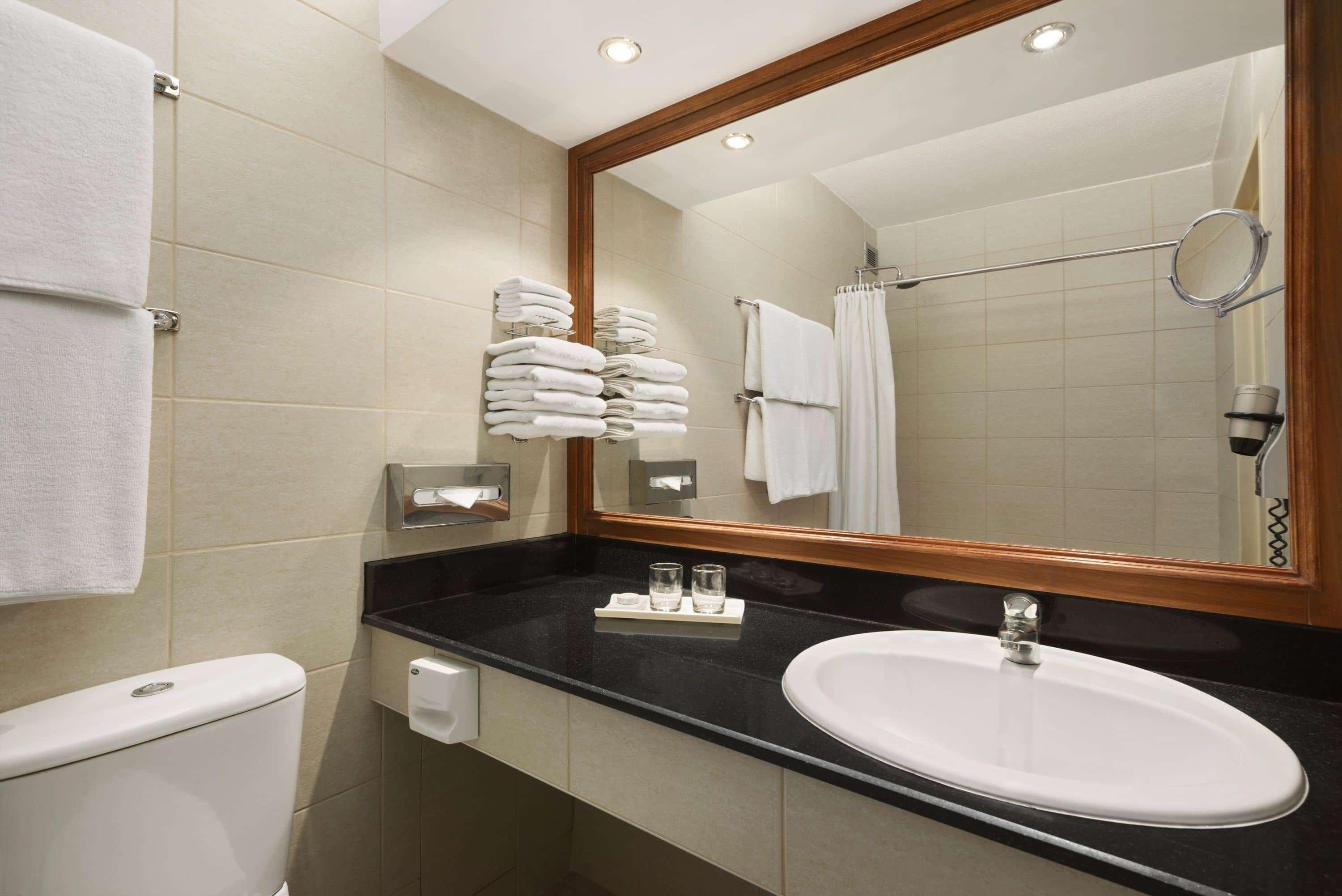 Ramada by Wyndham Bahrain Hotel Al-Manamah Bagian luar foto