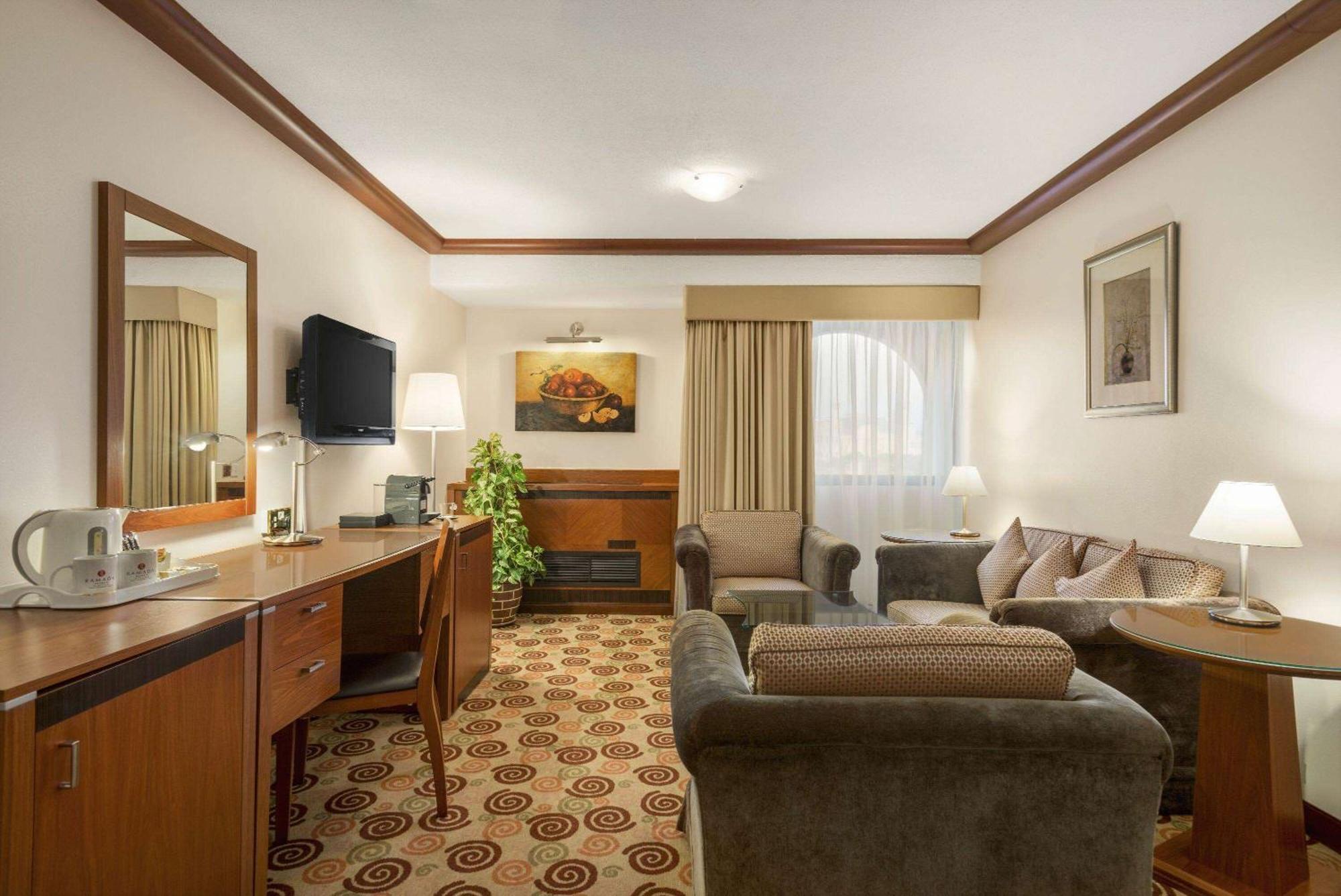 Ramada by Wyndham Bahrain Hotel Al-Manamah Bagian luar foto